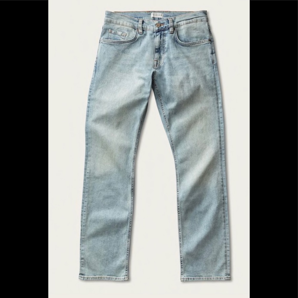 Like new Tevovas light wash slim jeans.